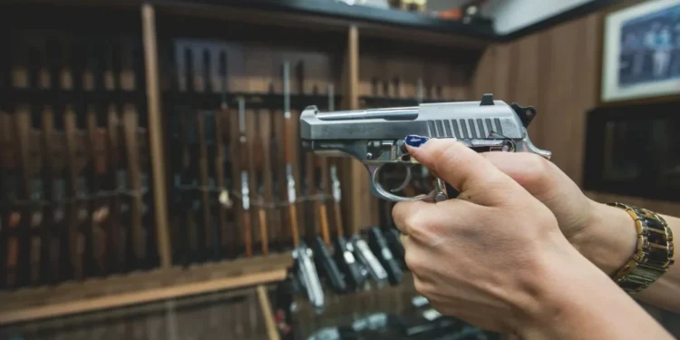 Armas em galpão • Valéria Gonçalvez/Estadão Conteúdo