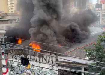 incêndio atinge galpão no bairro da Liberdade, em São Paulo • Crédito: Gustavo Bornwinnson