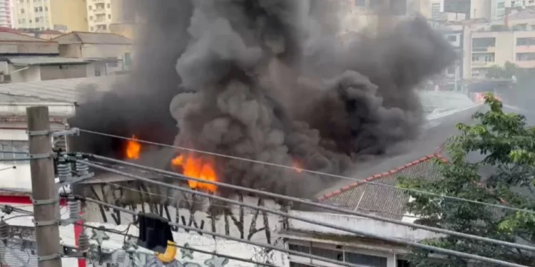 Incêndio atinge galpão no bairro da Liberdade, em São Paulo