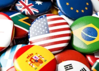 Bandeira do Brasil junto a de principais economias do mundo • manley099/Getty Images