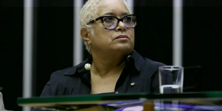 Deputada diz ser barrada de entrar na Câmara: “Talvez seja pela minha cor”