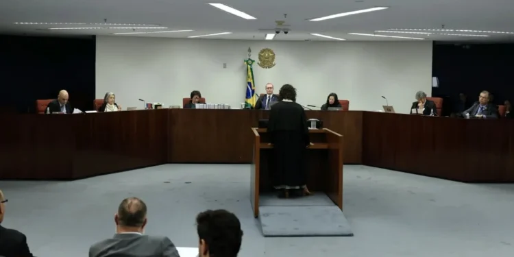 Após críticas, STF permite uso de celulares em julgamento do “núcleo 4”