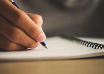 Levantamento aponta que 53% dos homens são analfabetos funcionais contra 47% das mulheres • Freepik