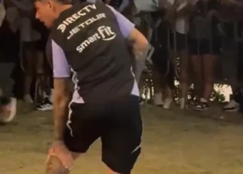 Alan Saldivia após ser atingido na perna por fogo de artifício • Reprodução