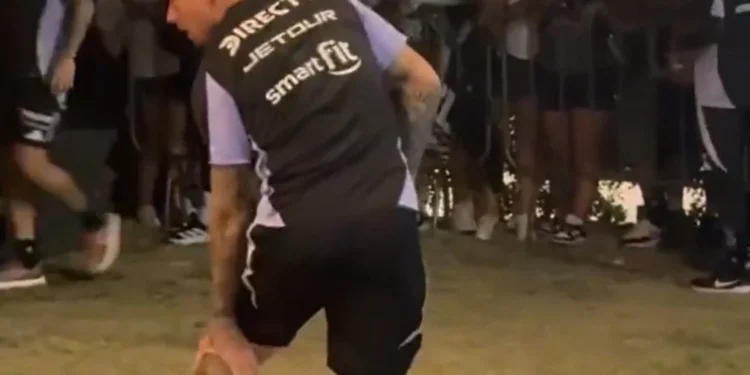 Jogador do Colo-Colo é atingido por rojão lançado por torcedor em Fortaleza