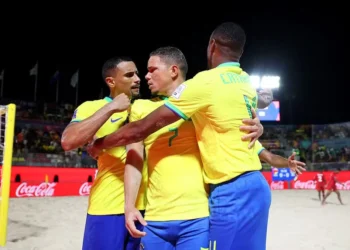 Seleção brasileira celebra gol contra Omã na Copa do Mundo de futebol de areia — Foto: Alex Grimm - FIFA/FIFA via Getty Images