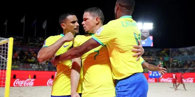 Brasil faz 11 e massacra Omã na Copa do Mundo de futebol de areia