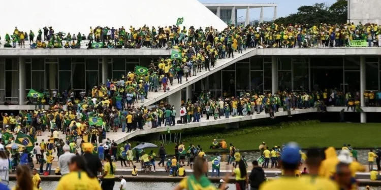 Movimento “Sem Anistia” se reúne com Gleisi e tenta agenda com Hugo Motta