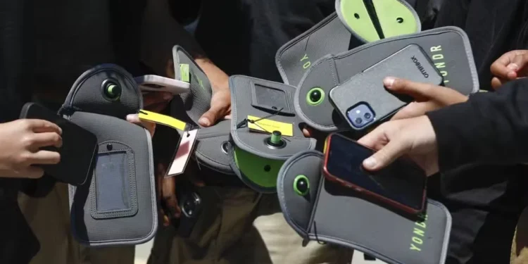 ‘Não é tão ruim assim’, diz aluna de escola que proibiu o uso do celular em projeto piloto na Alemanha