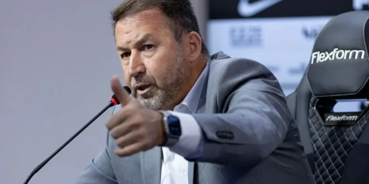 Votação de impeachment de Augusto Melo seguirá após inquérito policial