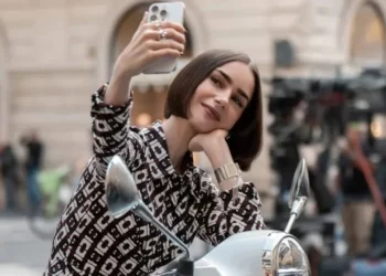 Atriz Lily Collins mudou visual para gravar a quinta temporada de Emily em Paris • Reprodução/Instagram