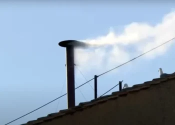 Fumaça branca indica novo papa — Foto: Reprodução