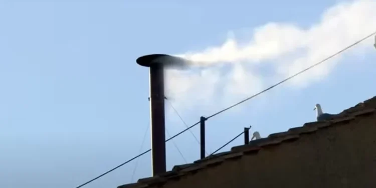 Fumaça branca: novo papa é eleito no conclave