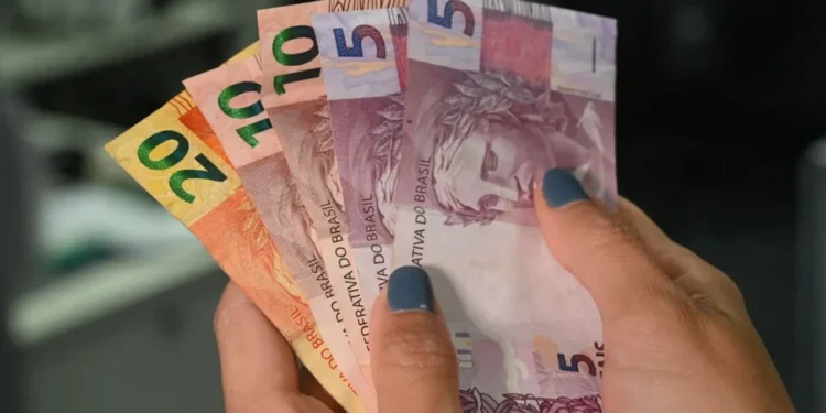 Benefícios sociais contribuíram rendimento médio recorde em 2024, diz IBGE