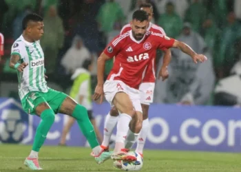 Disputa de bola em Atlético Nacional x Internacional pela Libertadores • Ricardo Duarte / Internacional