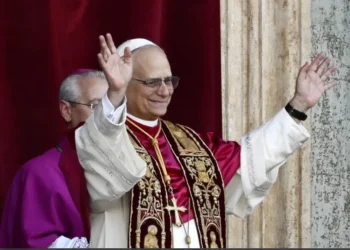 Papa Leão XIV acena para a multidão no Vaticano • Antonio Masiello/Getty Images