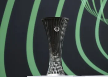 Troféu da Conference League • Kristian Skeie - UEFA/UEFA via Getty Images