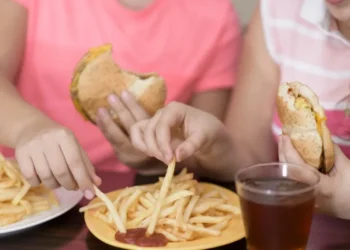 Dieta menos saudável, rica em alimentos inflamatórios e ultraprocessados, pode aumentar o risco de menstruação precoce • energyy/GettyImages