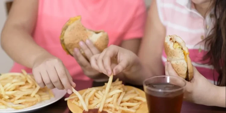 Comer mal pode aumentar risco de menstruar antes da hora, diz estudo