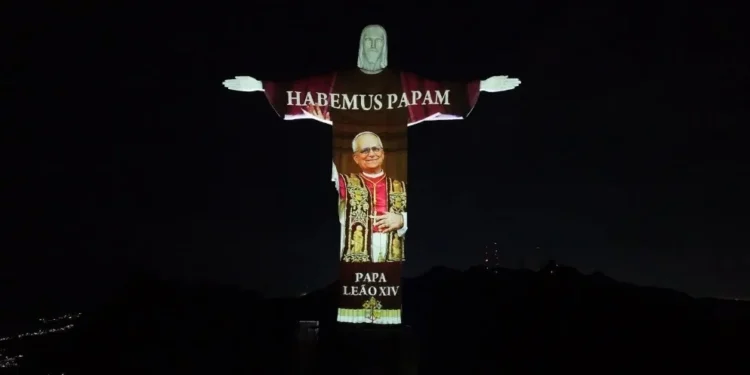 Cristo Redentor homenageia papa Leão XIV com projeção histórica