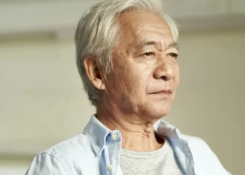 Segundo pesquisadores, aumento nos casos de demência na China está sendo impulsionado pelas mudanças demográficas etárias • imtmphoto/GettyImages