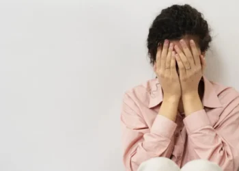 A autolesão pode afetar a autoestima, as relações interpessoais e o desempenho escolar, além de aumentar o risco de suicídio • Freepik