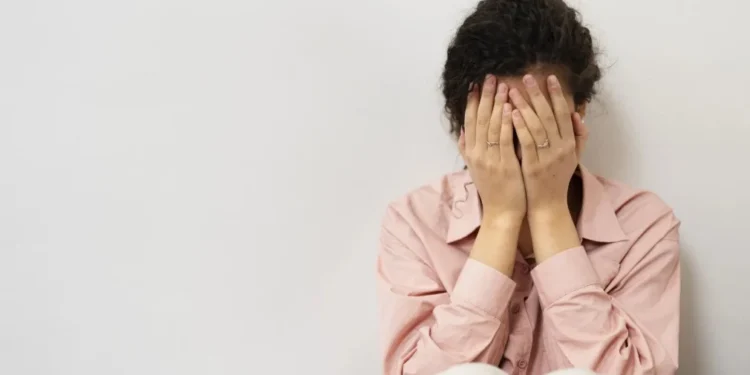 Autolesão: jovens relatam estratégias para aliviar sofrimento mental