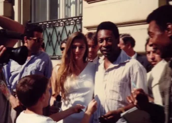 Ilze Scamparini ao lado de Pelé e um sósia do Rei, em Roma, durante a Copa de 1990 • Reprodução/Instagram