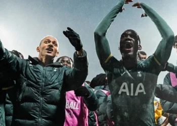 Richarlison comemora com jogadores do Tottenham a classificação para a final da Europa League • Divulgação/Tottenham