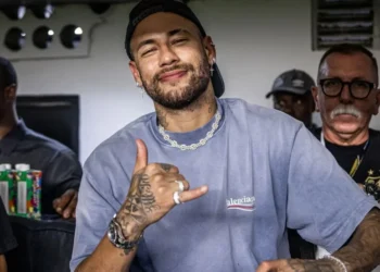 Neymar assistindo jogo do Santos na Vila Belmiro • Foto: Divulgação/ Santos