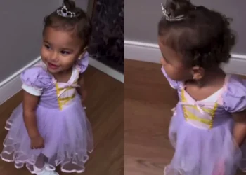 No vídeo, a pequena está usando um vestido roxo e uma coroa apoiada em seu pequeno coque no cabelo • Instagram/Bruna Biancardi