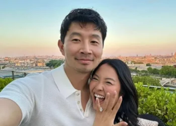 Simu Liu e Allison Hsu estão noivos • Reprodução/Instagram