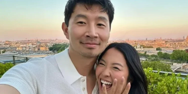 Simu Liu e Allison Hsu estão noivos • Reprodução/Instagram