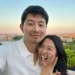 Simu Liu e Allison Hsu estão noivos • Reprodução/Instagram