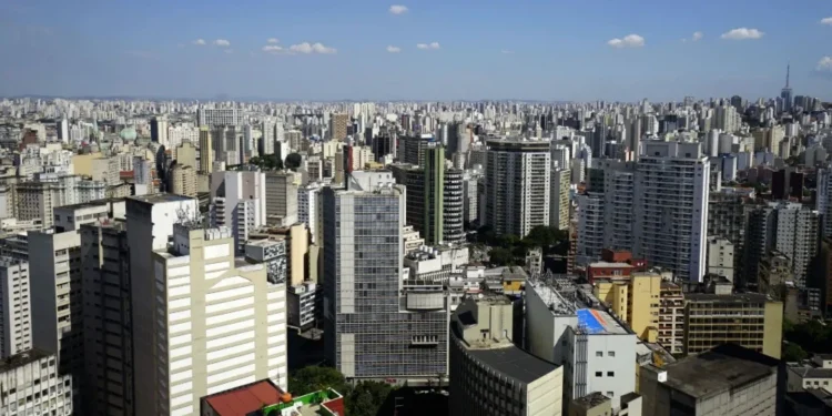 Vista dos prédios na região central da cidade de São Paulo • Cris Faga/NurPhoto via Getty Images