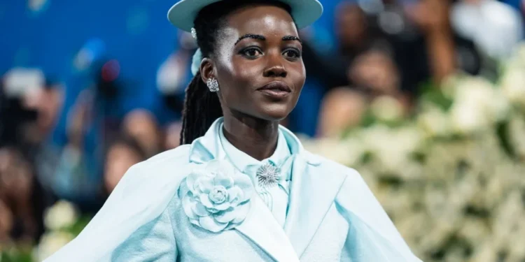 Lupita Nyong'o no Met Gala 2025: inglês é o idioma global da moda • TheStewartofNY/Getty Images