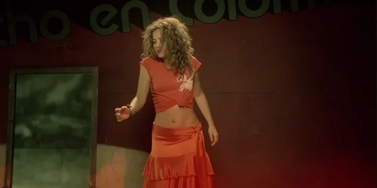 Shakira lançou "Hips Don't Lie", em parceria com Wyclef Jean, em 2005 • Reprodução/YouTube