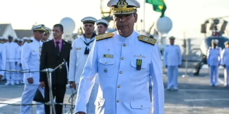 Comandante da Marinha assume ministério da Defesa durante férias de Múcio