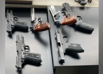 A descoberta das armas foi possível depois da prisão, há 11 dias, de uma integrante de um esquema estelionatários envolvidos no golpe da pirâmide. • Reprodução/Polícia Civil