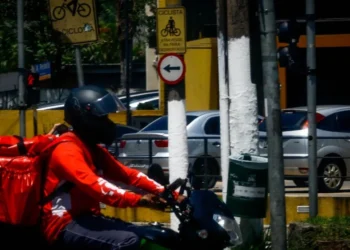 Entregador de Ifood, imagem ilustrativa • ELIANE NEVES/FOTOARENA/FOTOARENA/ESTADÃO CONTEÚDO