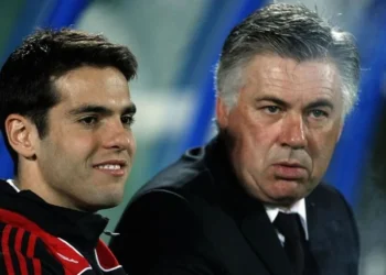 Kaká e o técnico Carlo Ancelotti juntos no Milan, em 2009 Karim Sahib/Getty Images