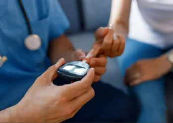 A nova recomendação da Sociedade Brasileira de Diabetes (SBD) é de que todos os adultos a partir dos 35 anos sejam submetidos ao rastreio • RealPeopleGroup/GettyImages