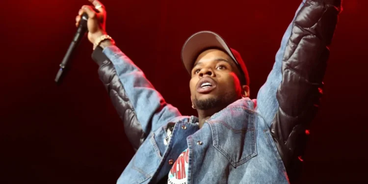 Rapper Tory Lanez diz estar melhor após ser esfaqueado 14 vezes na prisão