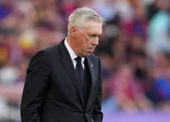 Carlo Ancelotti, técnico do Real Madrid, em clássico contra o Barcelona • Alex Caparros/Getty Images
