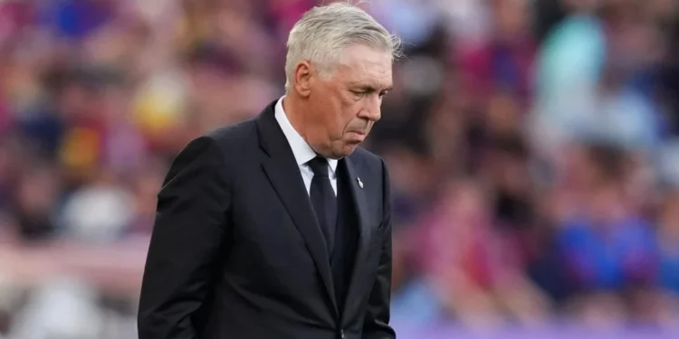 Carlo Ancelotti, técnico do Real Madrid, em clássico contra o Barcelona • Alex Caparros/Getty Images
