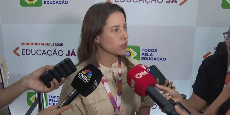 Pernambuco é hub logístico para o Brasil e o mundo, diz Raquel Lyra
