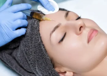 Resolução nº 734/2025 regulamenta o uso de procedimentos estéticos injetáveis e procedimentos estéticos por Biólogos habilitados em Biologia Estética • Erstudiostok/GettyImages