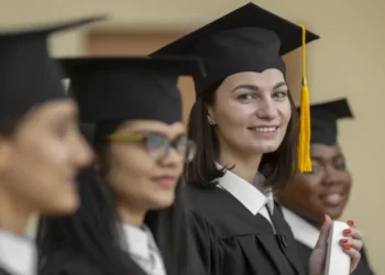 Dados destacam a força de áreas como tecnologia, educação e saúde para bacharéis e pós-graduados • Freepik