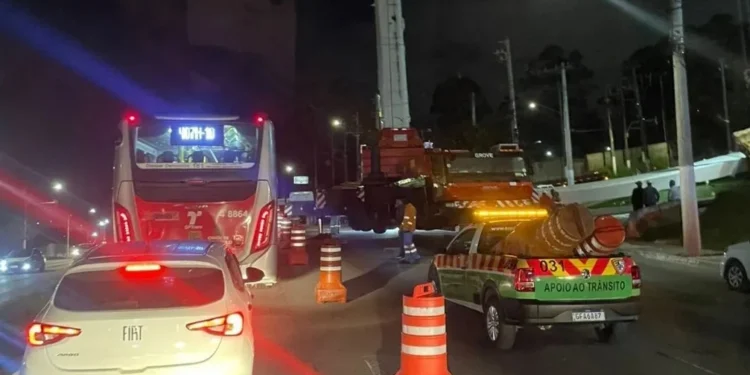 Viga de obra do monotrilho cai de caminhão na zona leste de SP