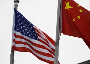 Bandeiras dos EUA e da China do lado de fora de prédio de empresa norte-americana em Pequim • 21/01/2021 REUTERS/Tingshu Wang